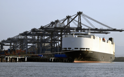 SE INCENDIA BARCO CARGUERO CON MILES DE AUTOS CHINOS CUYO DESTINO ERA MÉXICO